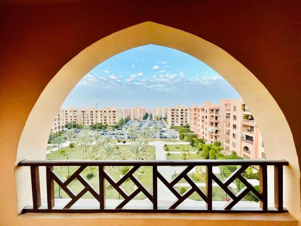 Luxurious 3 Bedroom Rustic Apartment Overlooking Huge Garden - For Families And Couples El El Cairo Exterior foto