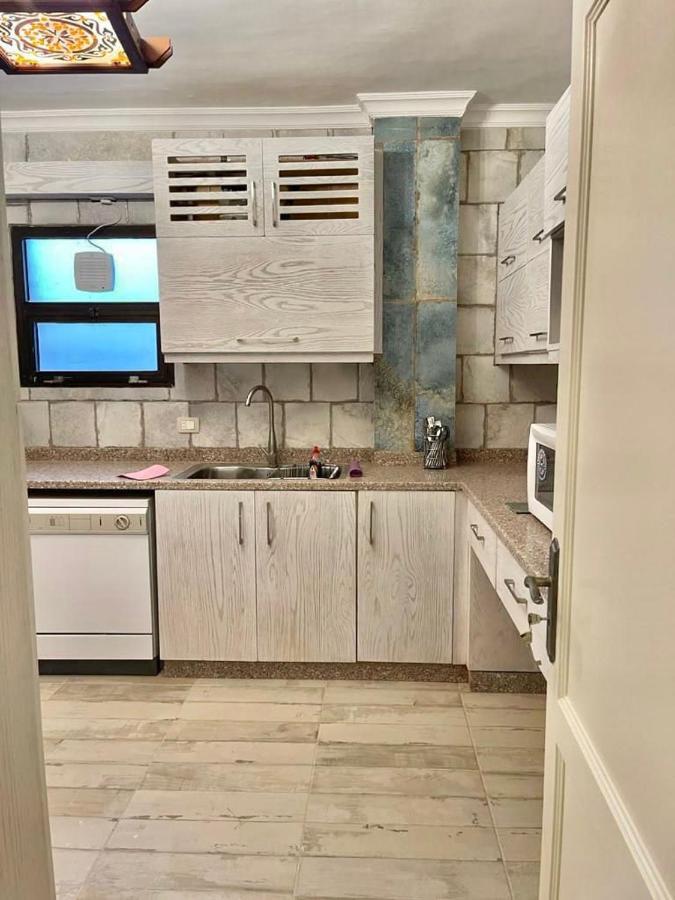 Luxurious 3 Bedroom Rustic Apartment Overlooking Huge Garden - For Families And Couples El El Cairo Exterior foto
