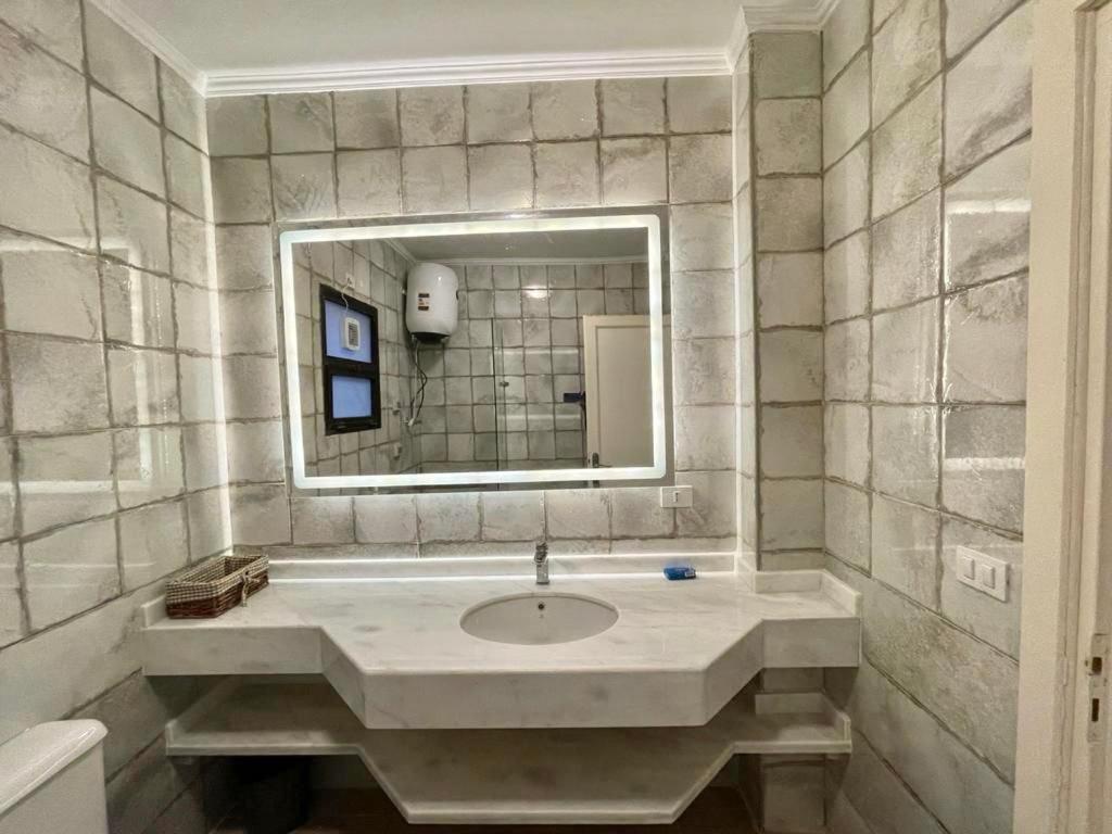Luxurious 3 Bedroom Rustic Apartment Overlooking Huge Garden - For Families And Couples El El Cairo Exterior foto