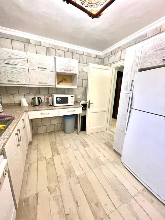 Luxurious 3 Bedroom Rustic Apartment Overlooking Huge Garden - For Families And Couples El El Cairo Exterior foto