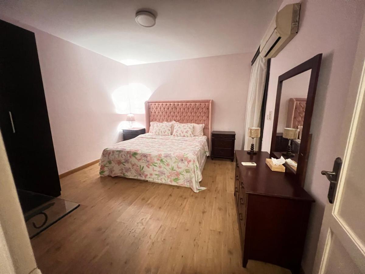 Luxurious 3 Bedroom Rustic Apartment Overlooking Huge Garden - For Families And Couples El El Cairo Exterior foto