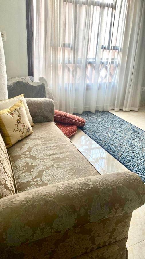 Luxurious 3 Bedroom Rustic Apartment Overlooking Huge Garden - For Families And Couples El El Cairo Exterior foto