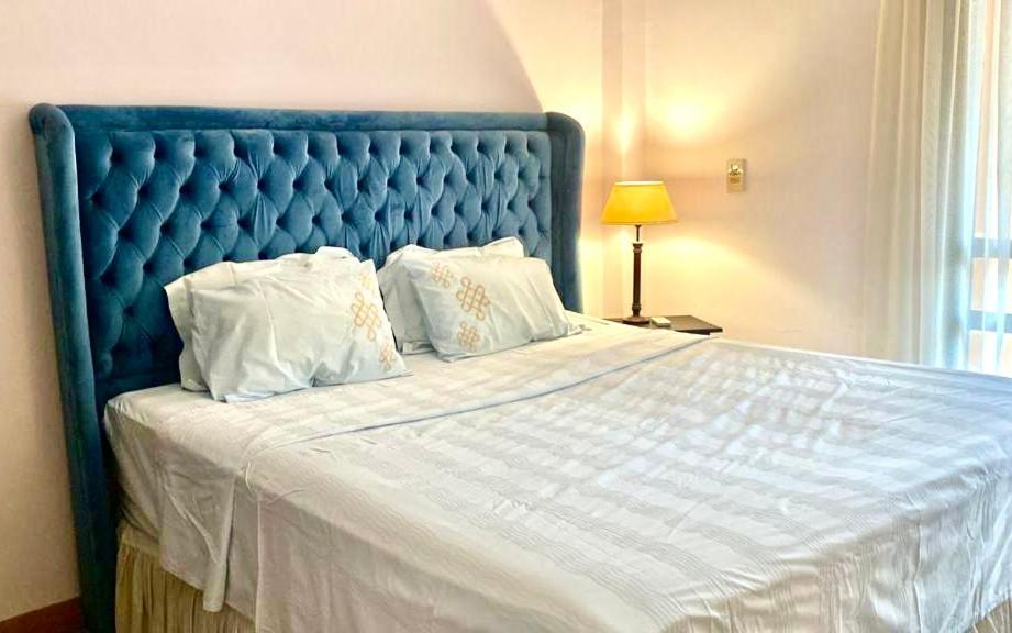 Luxurious 3 Bedroom Rustic Apartment Overlooking Huge Garden - For Families And Couples El El Cairo Exterior foto
