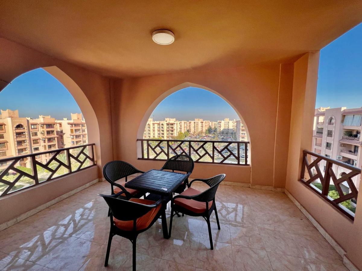 Luxurious 3 Bedroom Rustic Apartment Overlooking Huge Garden - For Families And Couples El El Cairo Exterior foto