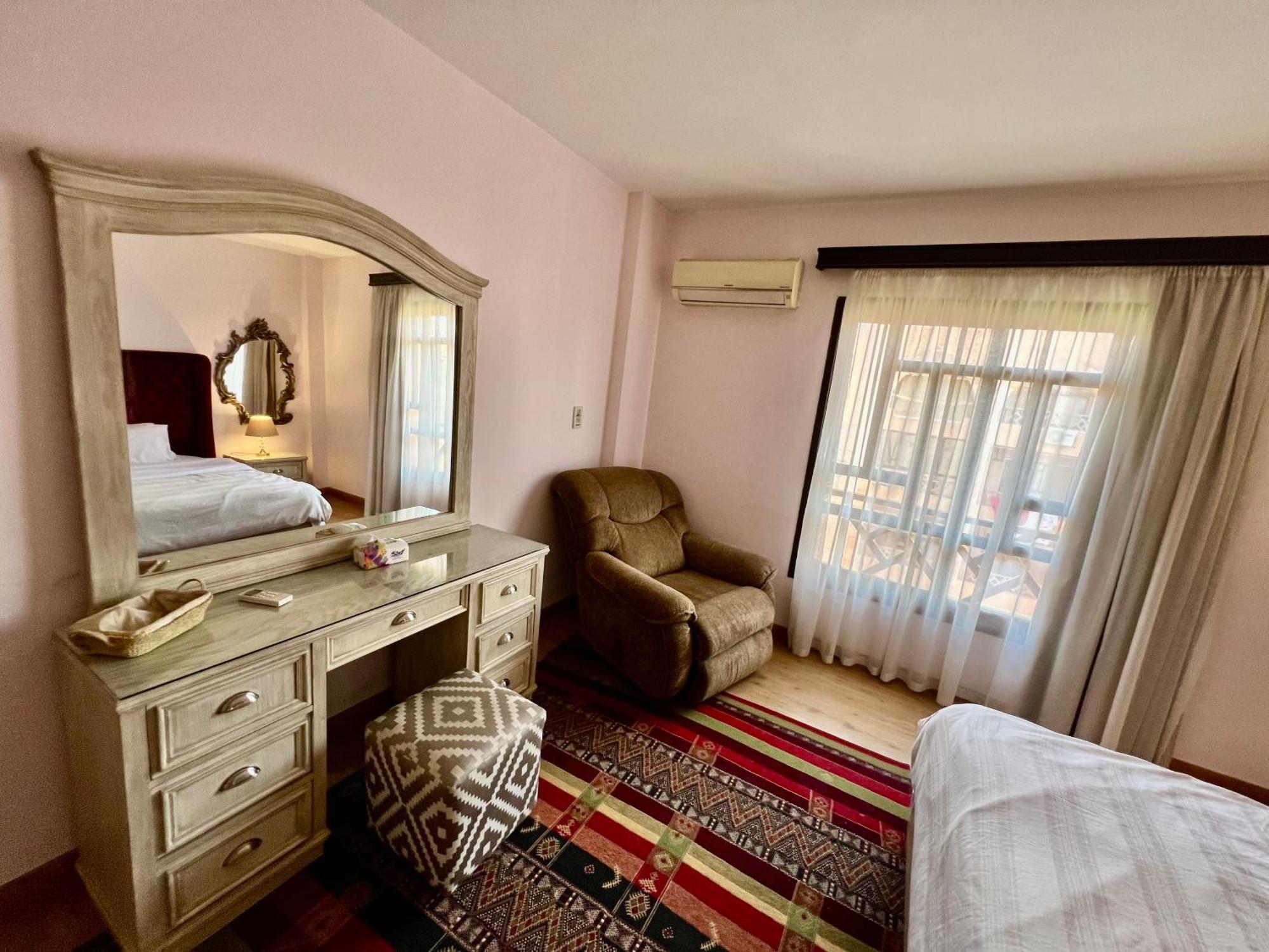 Luxurious 3 Bedroom Rustic Apartment Overlooking Huge Garden - For Families And Couples El El Cairo Exterior foto